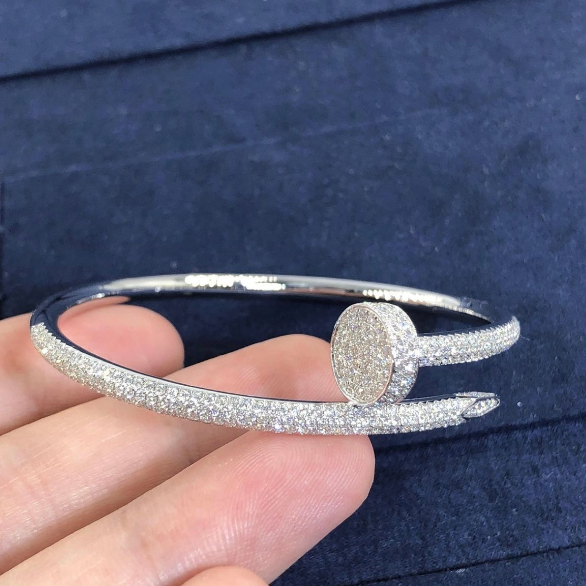 צמיד אלגנטי מסמר בגוון כסוף משובץ זירקונים נוצצים