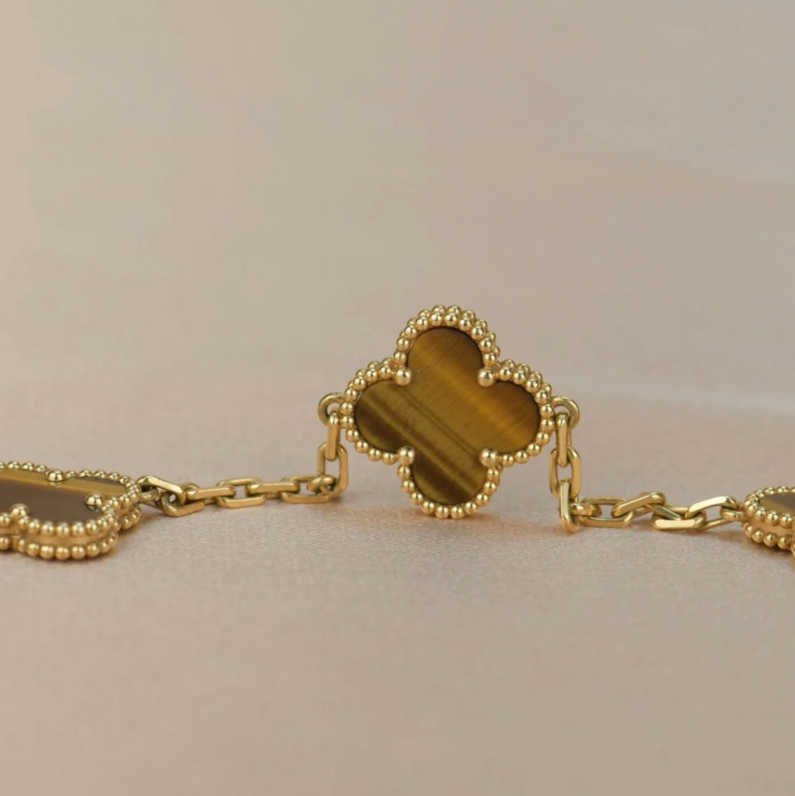 Kleeblatt-Armband mit 5 braunen Kleeblättern.