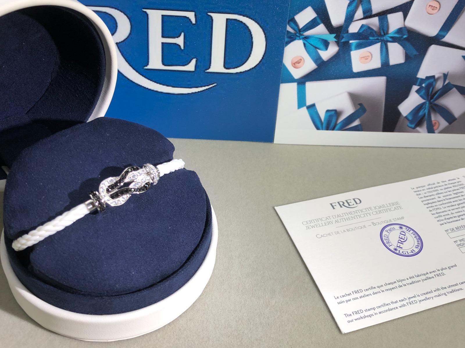 צמיד יוקרתי עם רצועת חבל לבנה ואבזם אינסוף בגוון כסף משובץ זירקונים נוצצים