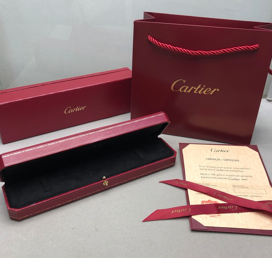 צמיד אלגנטי בגוון זהב מבריק עם פסים בעיצוב מודרני ונקי