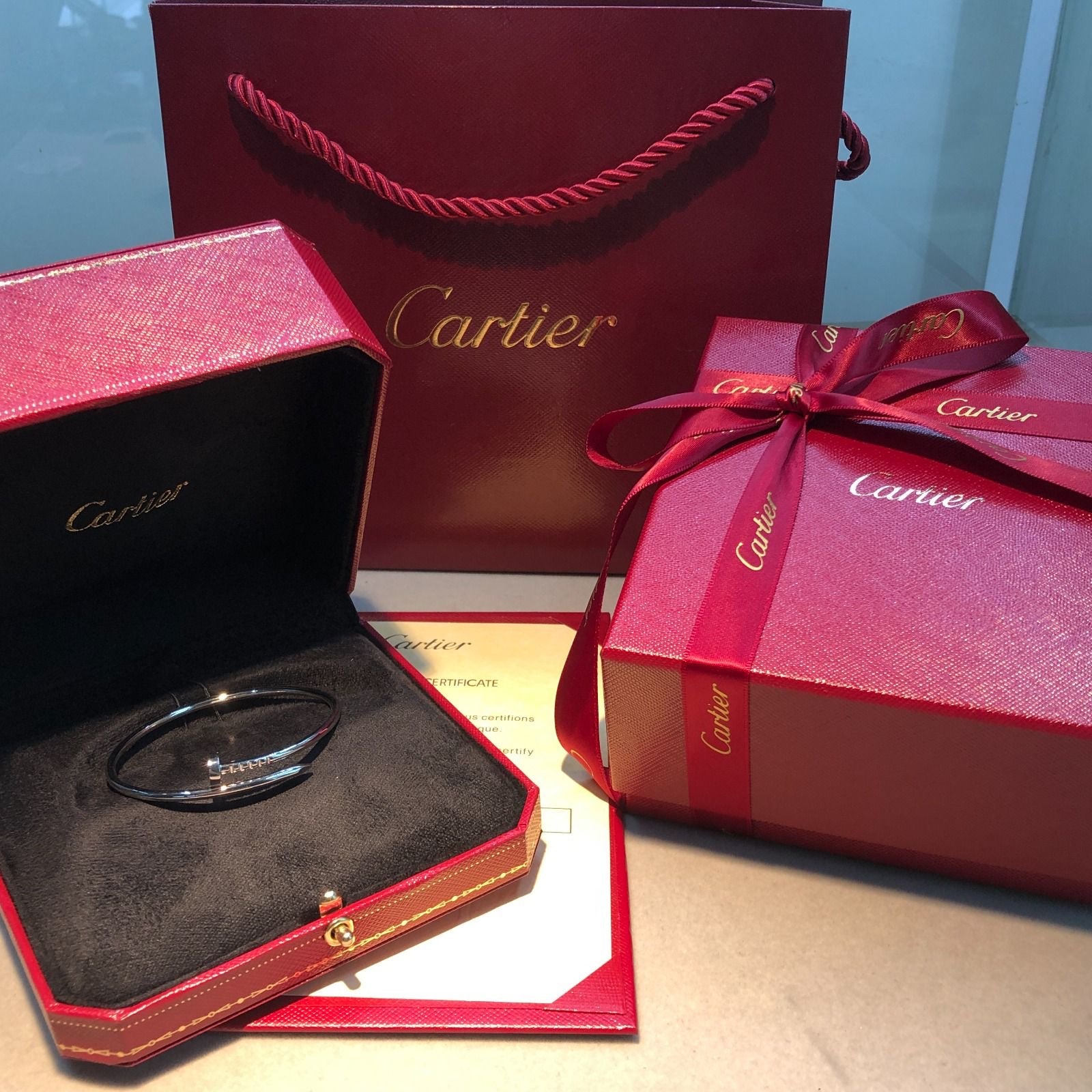 Armband elegant Nagel in-Farbton Silber mit Berührung von Luxus