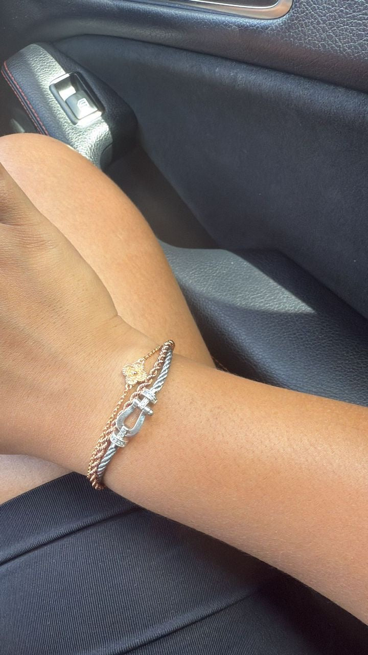 Bracelet de luxe avec un bracelet en métal argenté et une boucle argentée sertie de demi-oxydes de zirconium scintillants — JEWELLUXE™