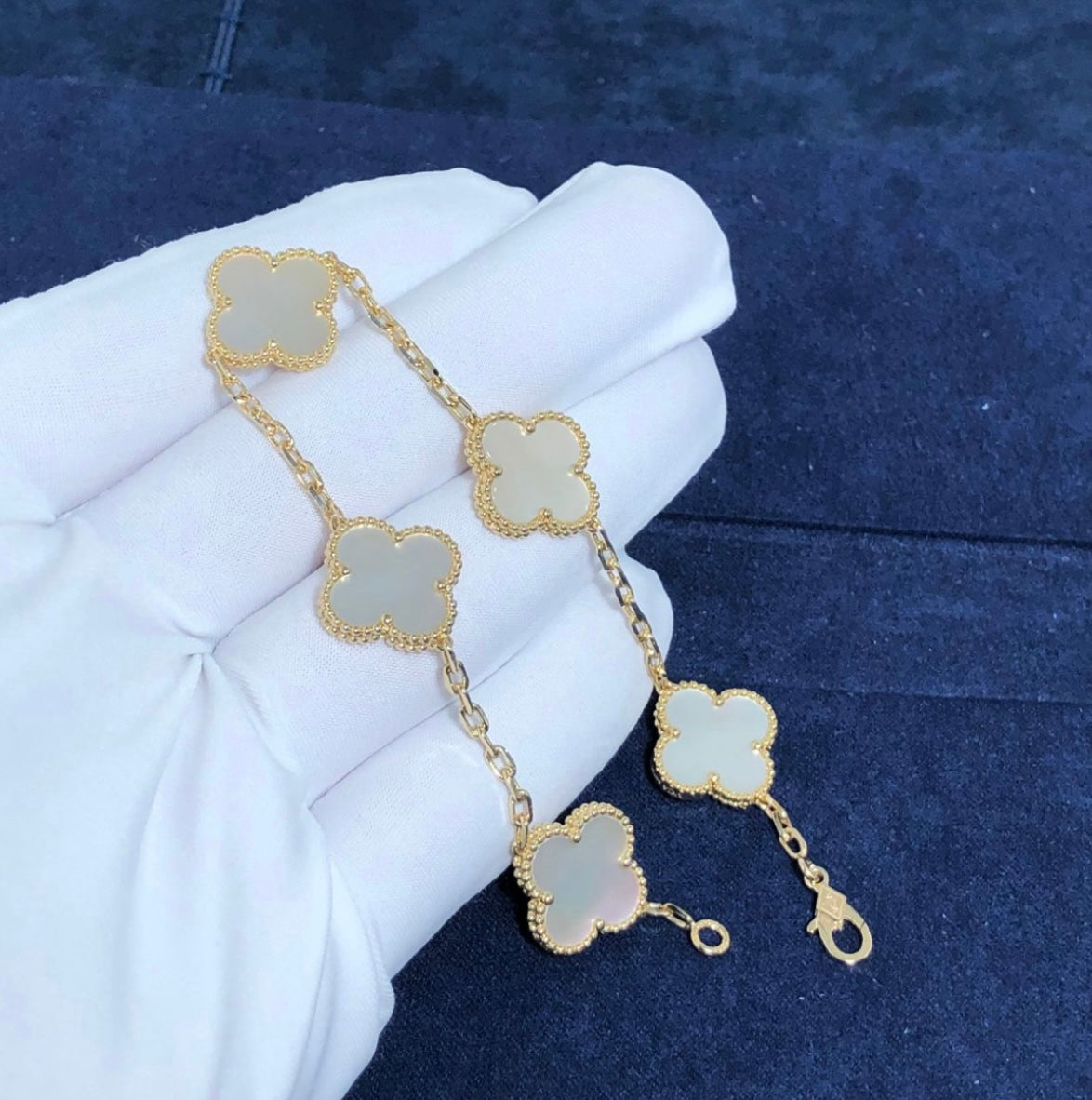 צמיד תלתן בגוון זהב עם 5 תלתנים בגוון לבן