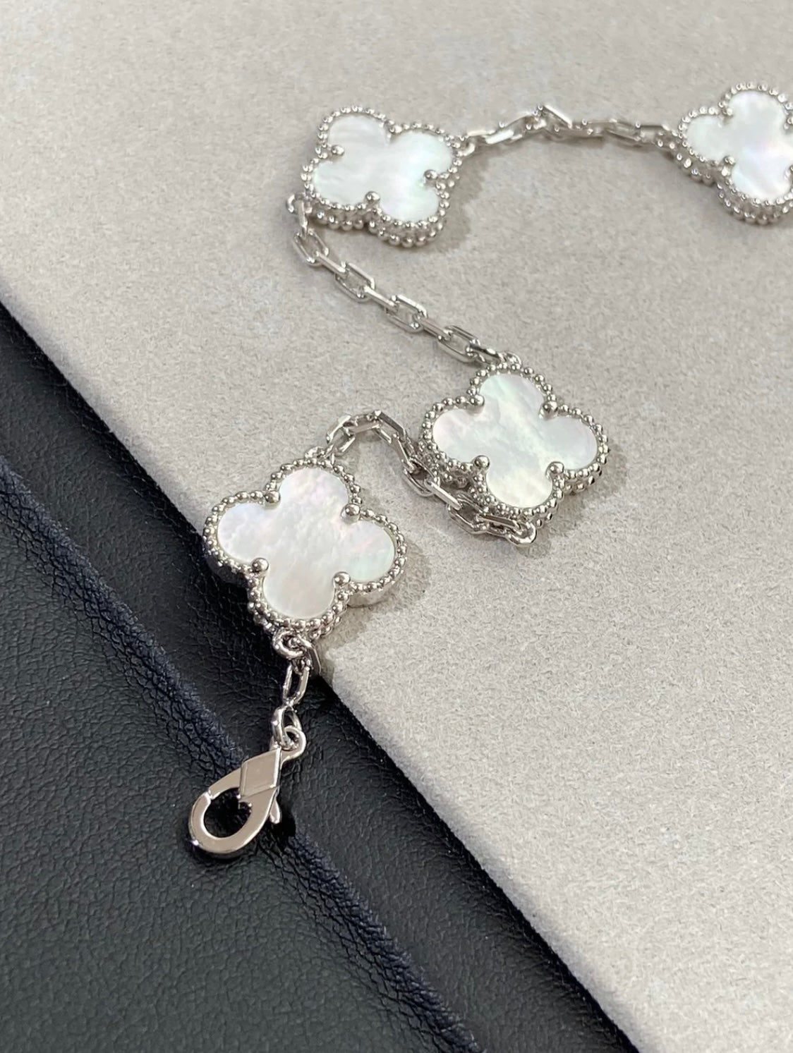 Kleeblatt-Armband mit 5 Kleeblättern in Weiß