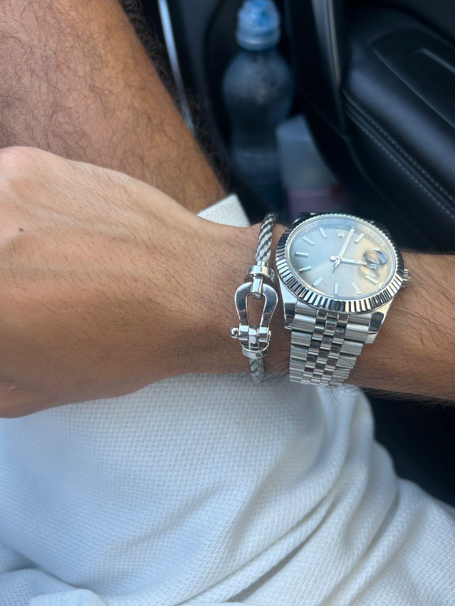 Bracelet de luxe avec bracelet en métal argenté et fermoir couleur argent au design élégant et moderne — JEWELLUXE™