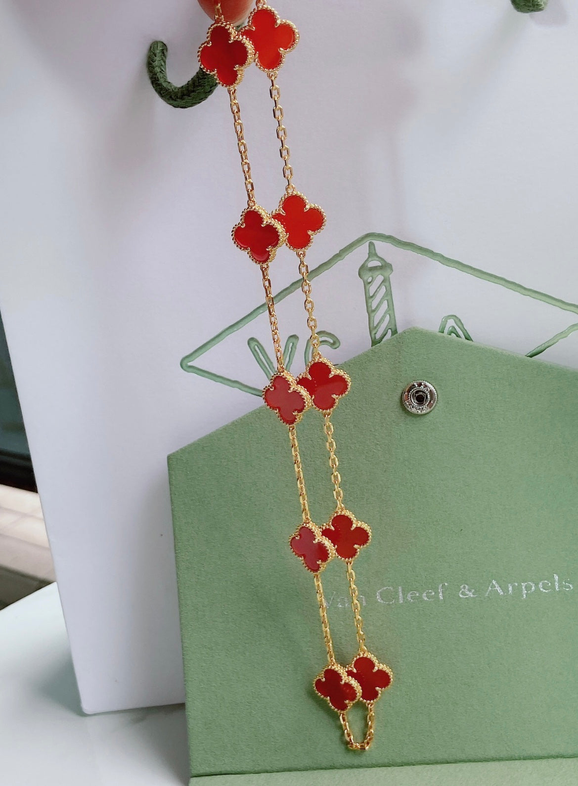 שרשרת יוקרתית בציפוי זהב עם תליון תלתן אדום - Jewelluxe