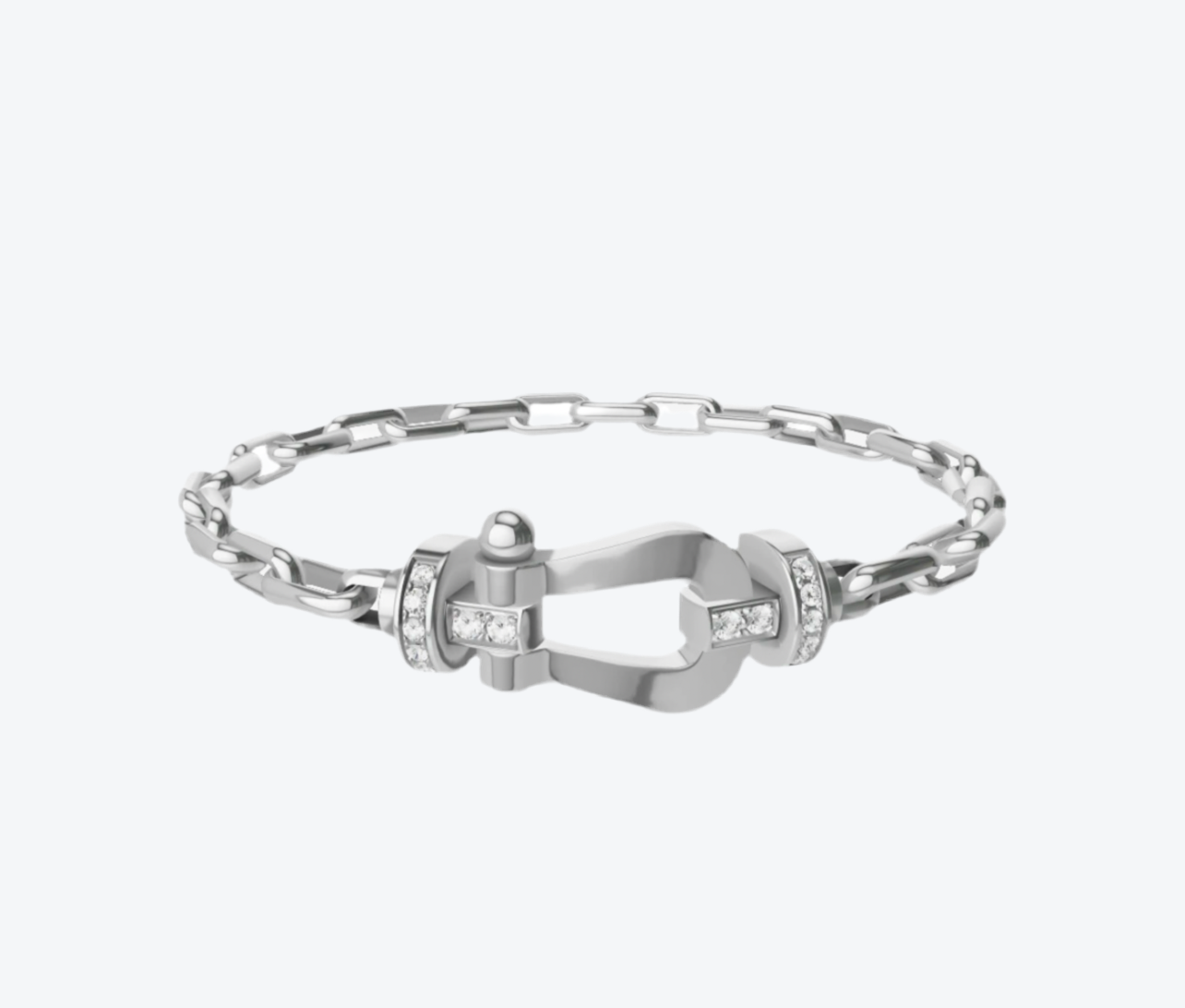 צמיד יוקרתי עם רצועת חוליות כסופה ואבזם בגוון כסף משובץ חצי זירקונים נוצצים