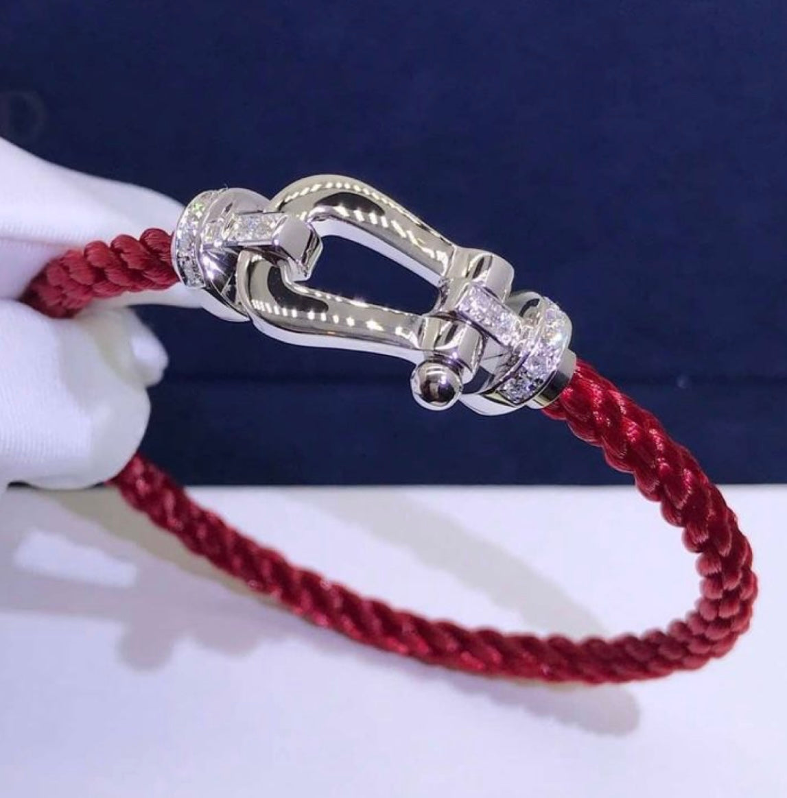 צמיד יוקרתי עם רצועת חבל אדומה ואבזם בגוון כסף משובץ בחצי זירקונים