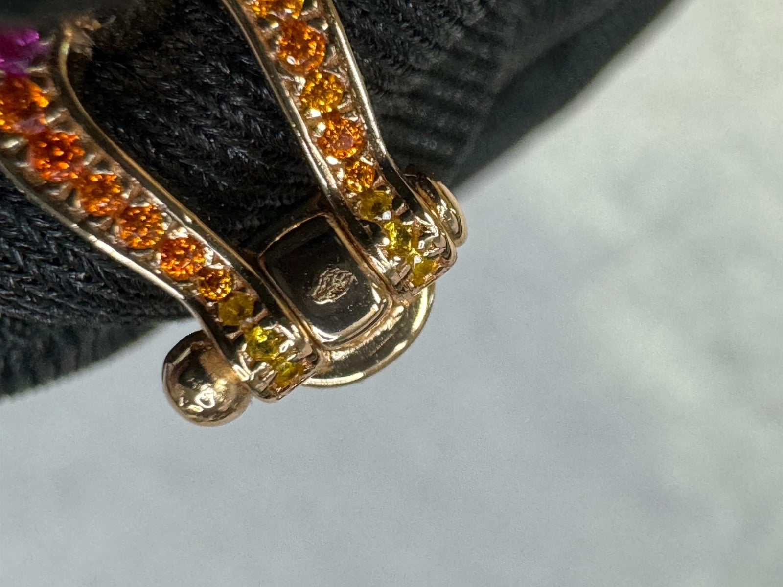 צמיד יוקרתי עם רצועת חבל ורודה דקה ואבזם בגוון זהב ורוד משובץ זירקונים צבעוניים