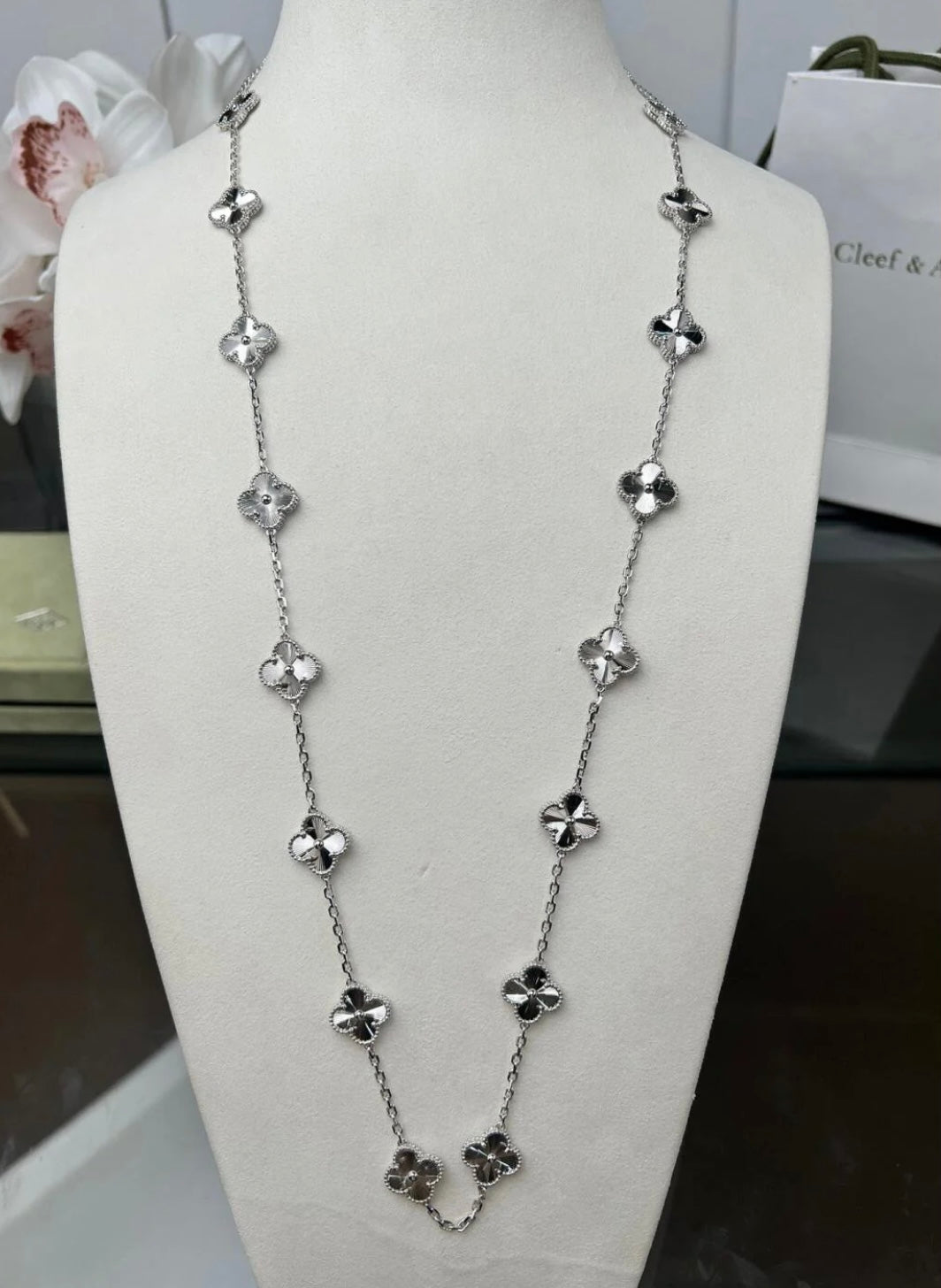 Halskette mit 20 silbernen Kleeblättern und silbernem Kleeblatt-Anhänger