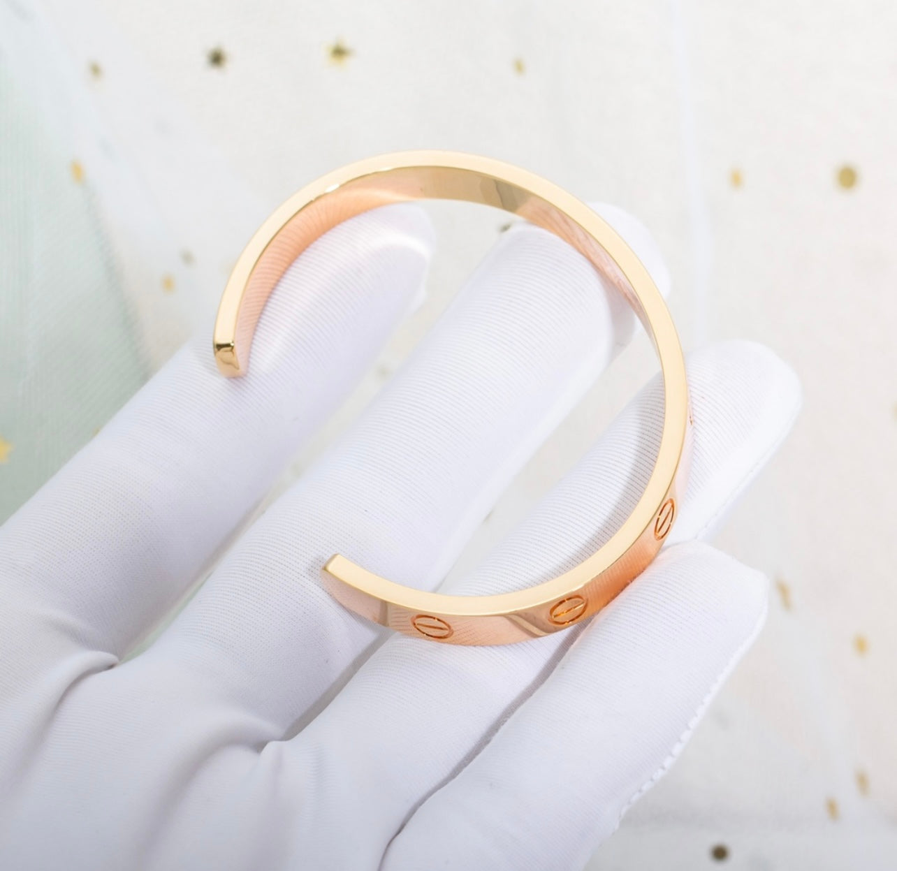 צמיד אלגנטי פתוח בגוון זהב ורוד מבריק