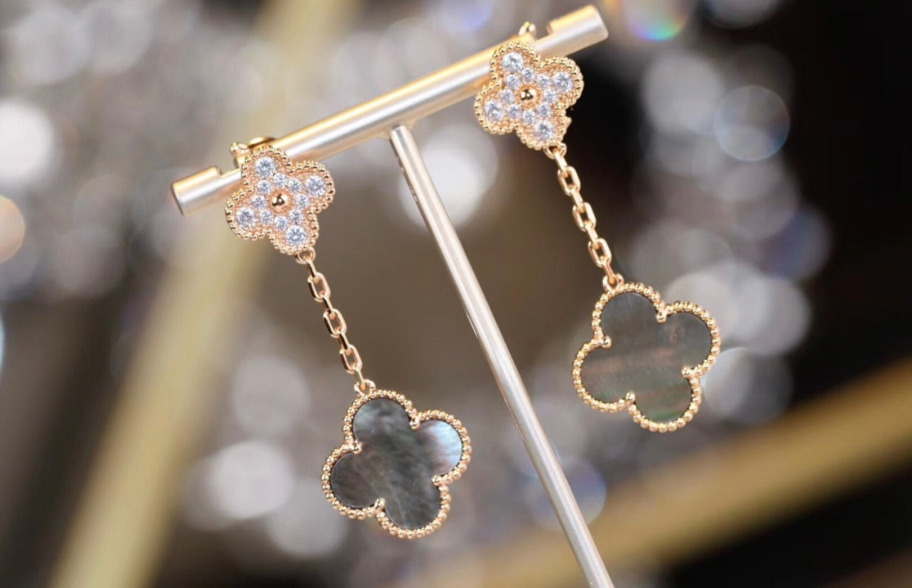 עגילי תלייה עם שני תלתנים צבע ורוד – זוהר ואלגנטיות בכל הופעה