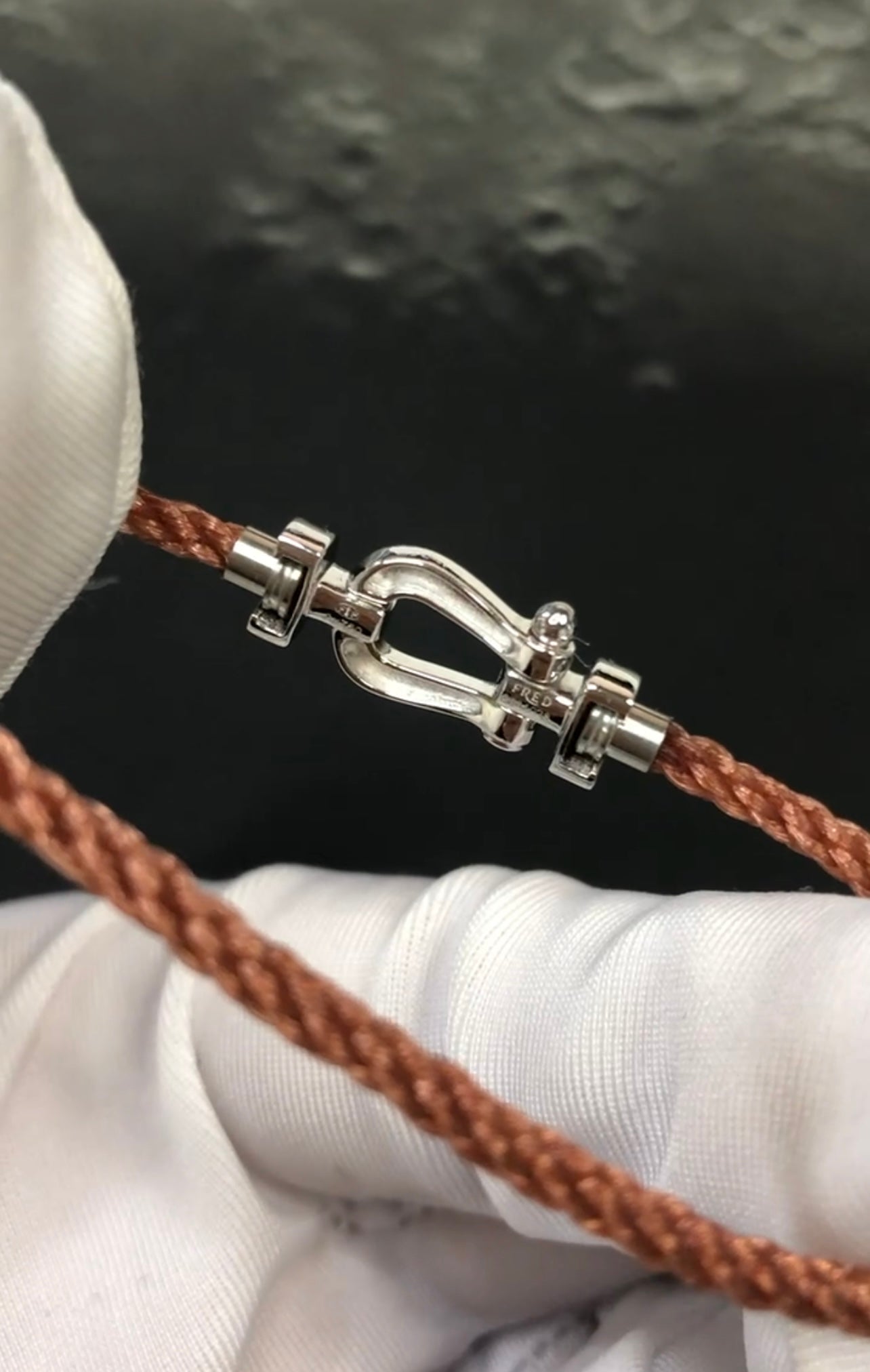 צמיד יוקרתי עם רצועת חבל חומה דקה ואבזם כסוף משובץ חצי זירקונים