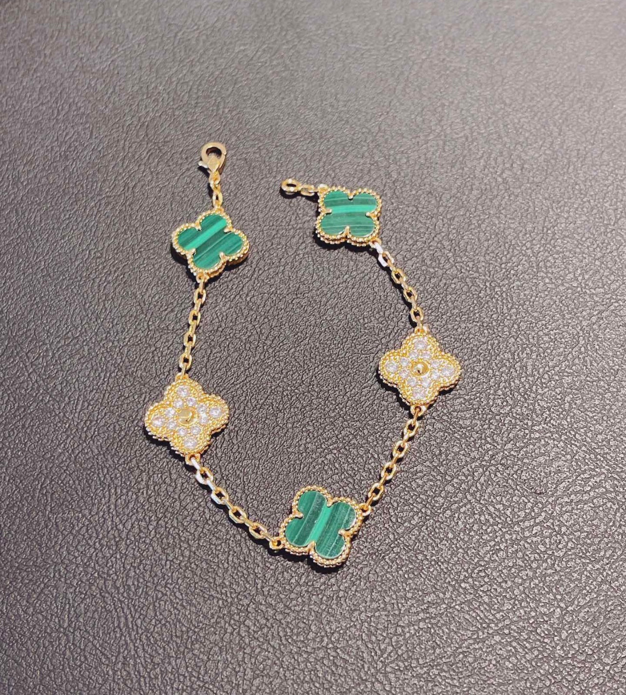 צמיד תלתן בגוון זהב עם 5 תלתנים בגוון ירוק ומשובץ זירקונים נוצצים