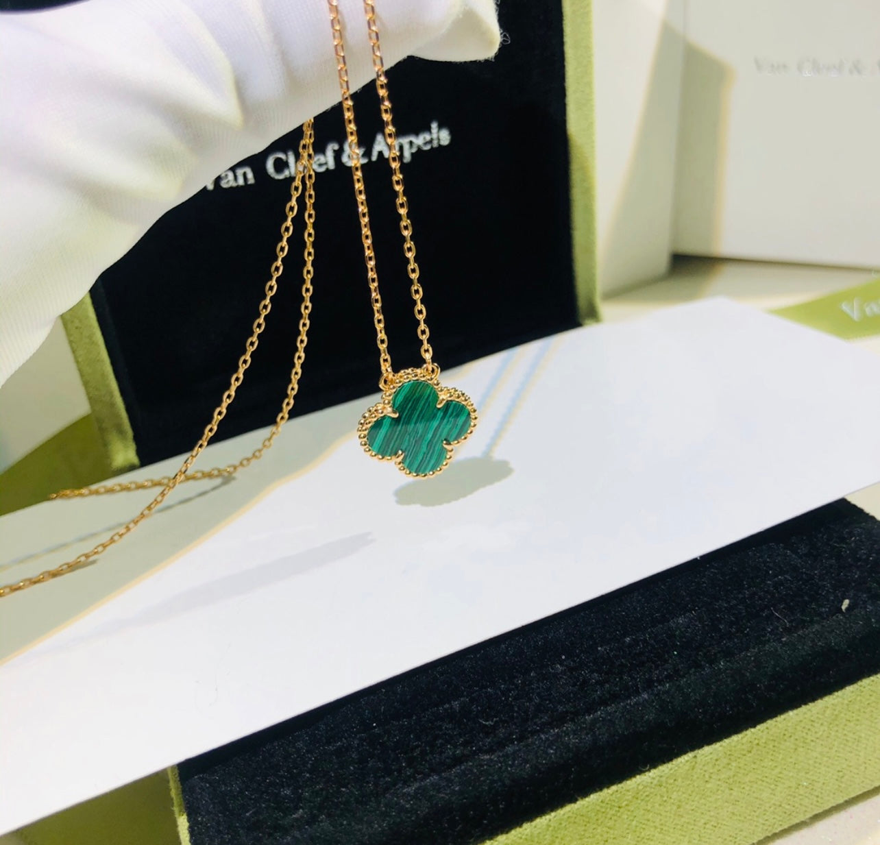 Halskette mit Kleeblatt-Anhänger in Grün