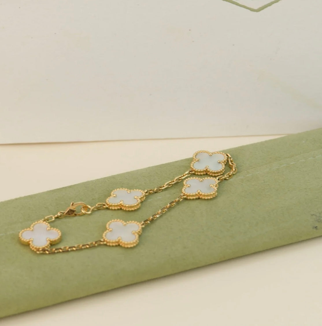 Kleeblatt-Armband mit 5 weißen Kleeblättern