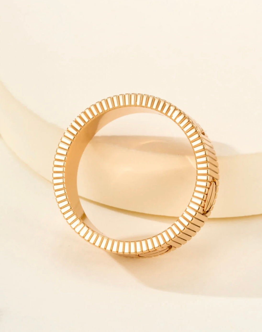 Ring elegant in einem Farbton Gold rosa glänzend in einem Design luxuriös
