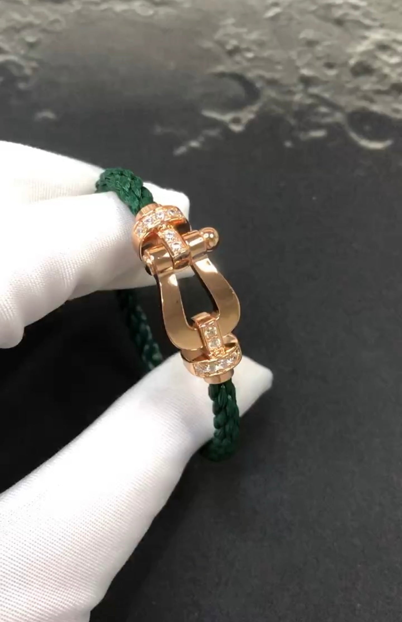 צמיד יוקרתי עם רצועת חבל ירוקה ואבזם בגוון זהב ורוד משובץ בחצי זירקונים