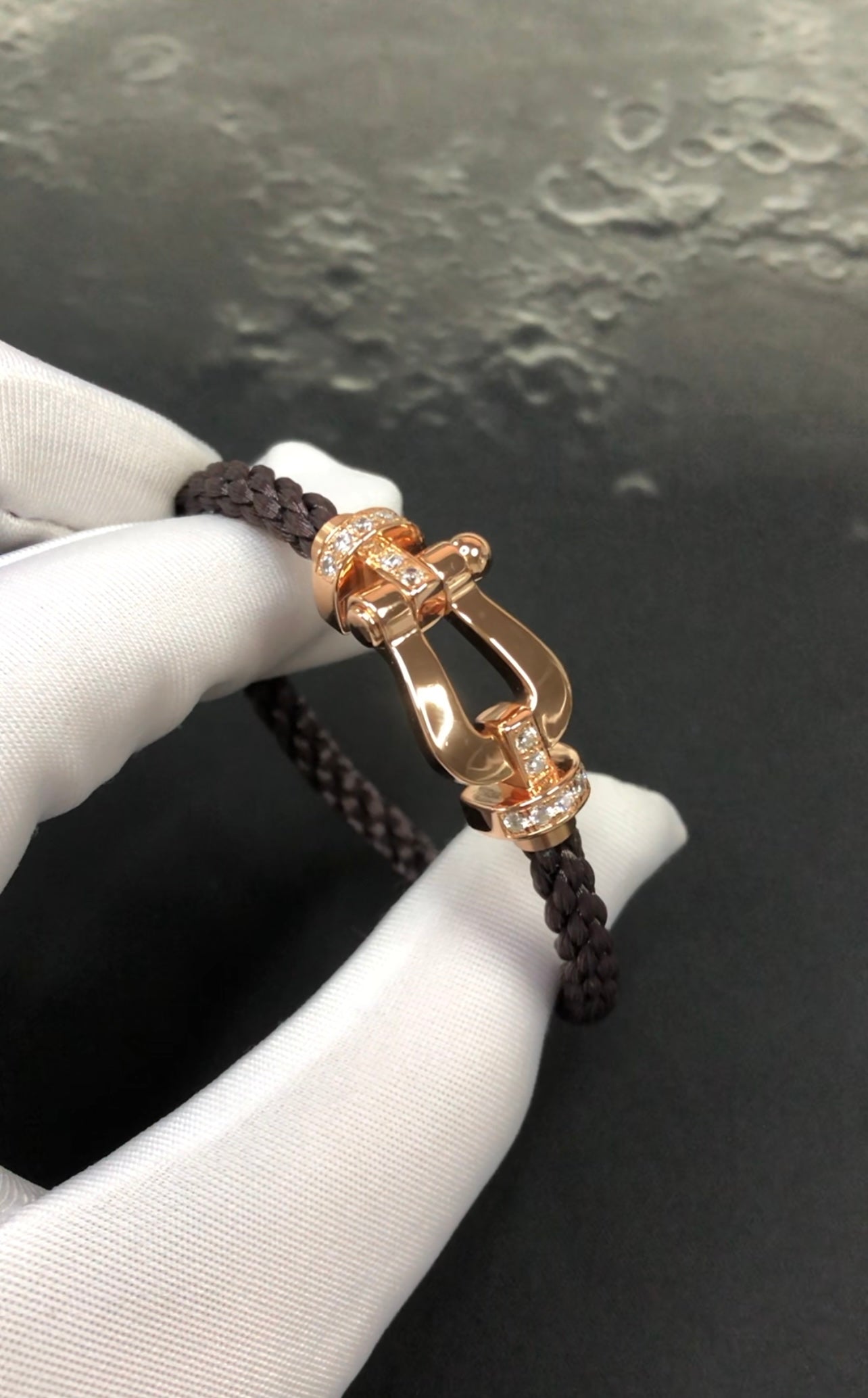 צמיד יוקרתי עם רצועת חבל חומה ואבזם בגוון זהב ורוד משובץ בחצי זירקונים