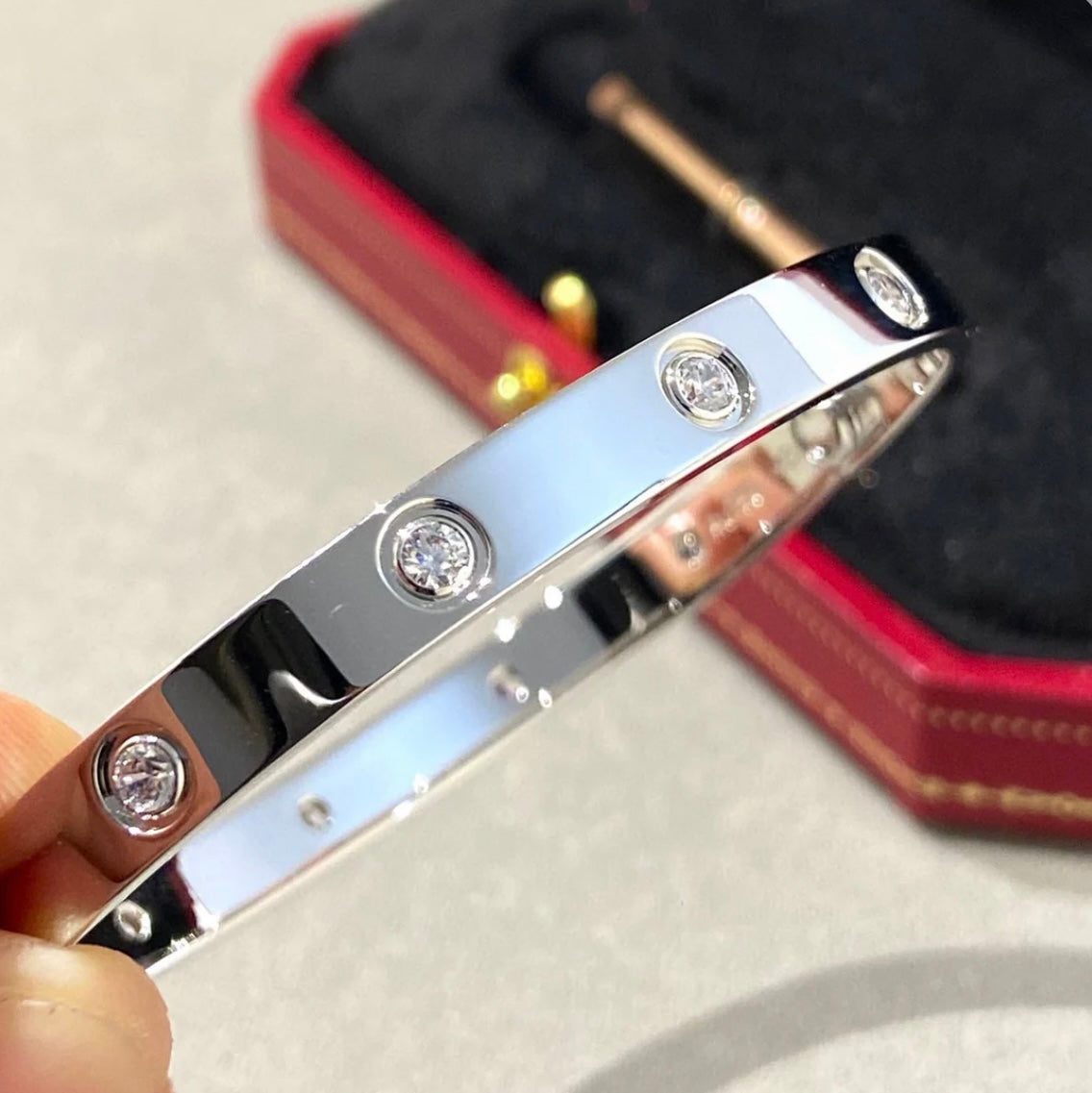 Romantisches Armband in Silberton, besetzt mit 10 funkelnden Zirkonen