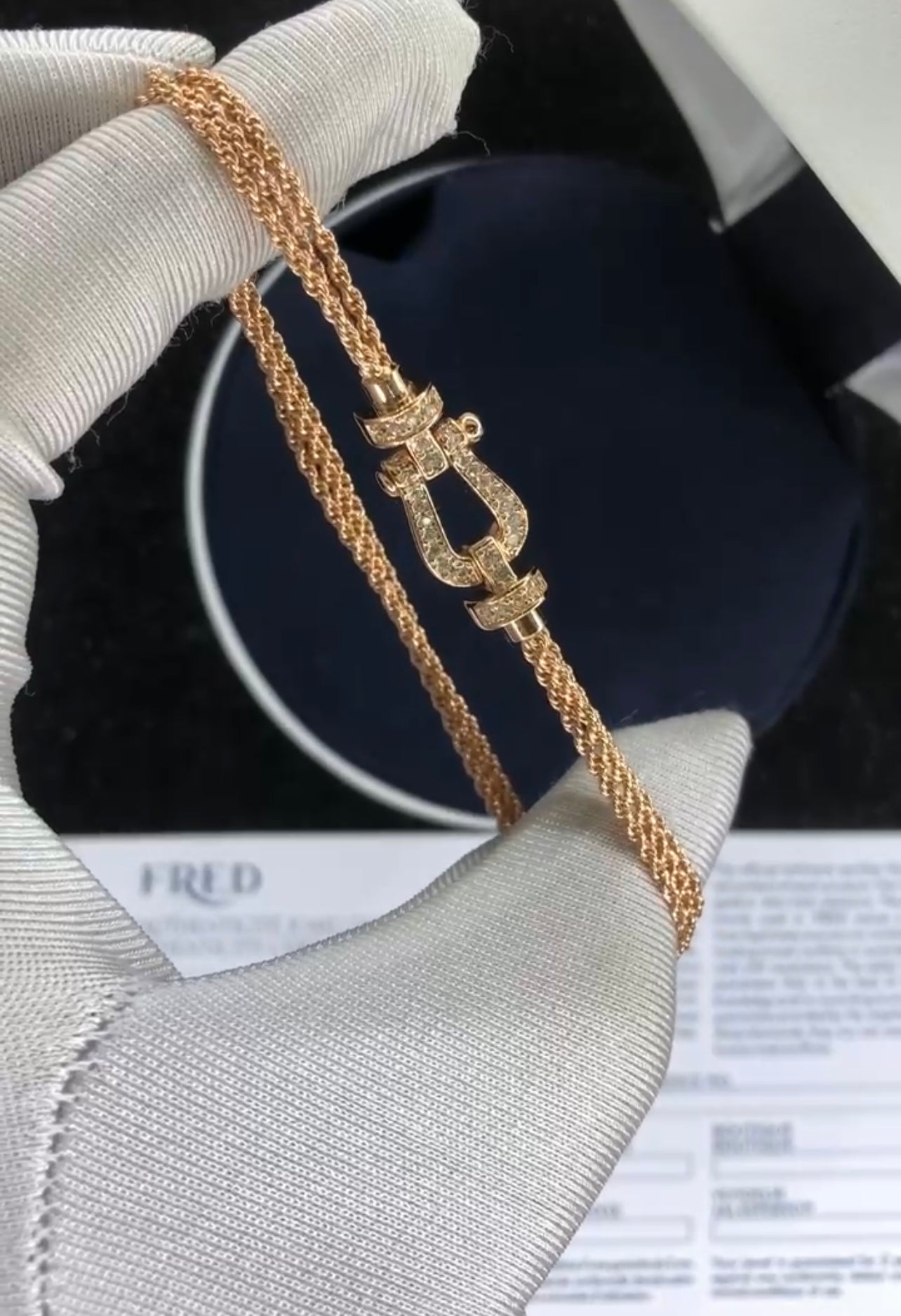 צמיד יוקרתי עם רצועת שרשרת בגוון זהב ורוד ואבזם בגוון זהב ורוד משובץ זירקונים