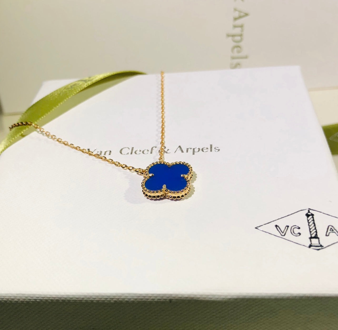 שרשרת תלתן בגוון זהב עם תליון תלתן בגוון כחול