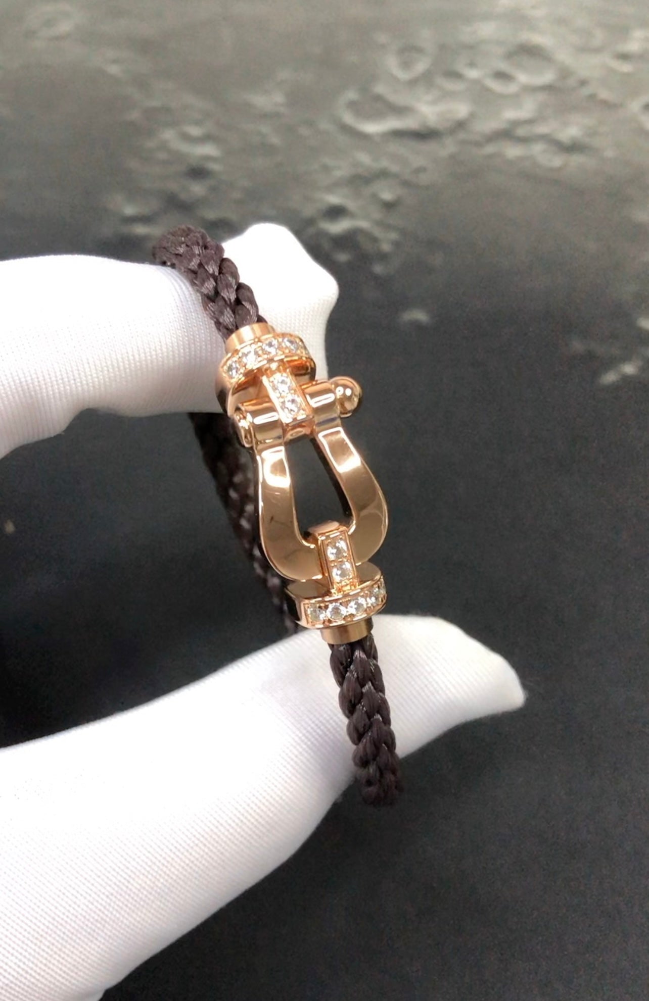 צמיד יוקרתי עם רצועת חבל חומה ואבזם בגוון זהב ורוד משובץ בחצי זירקונים