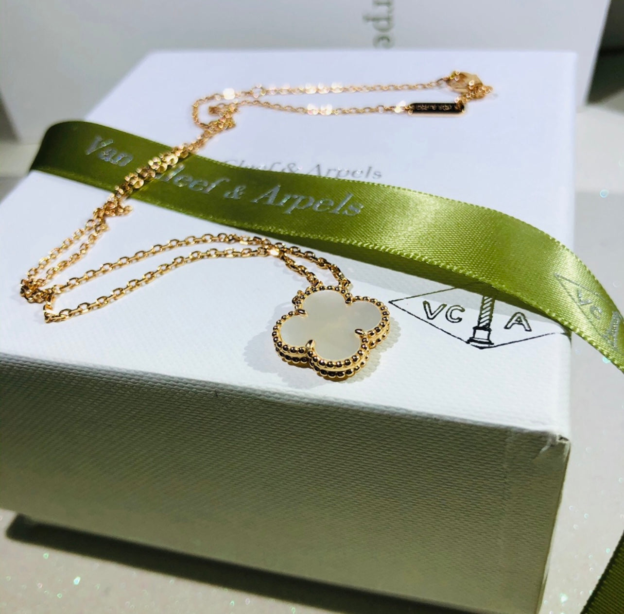 שרשרת תלתן בגוון זהב עם תליון תלתן בגוון לבן