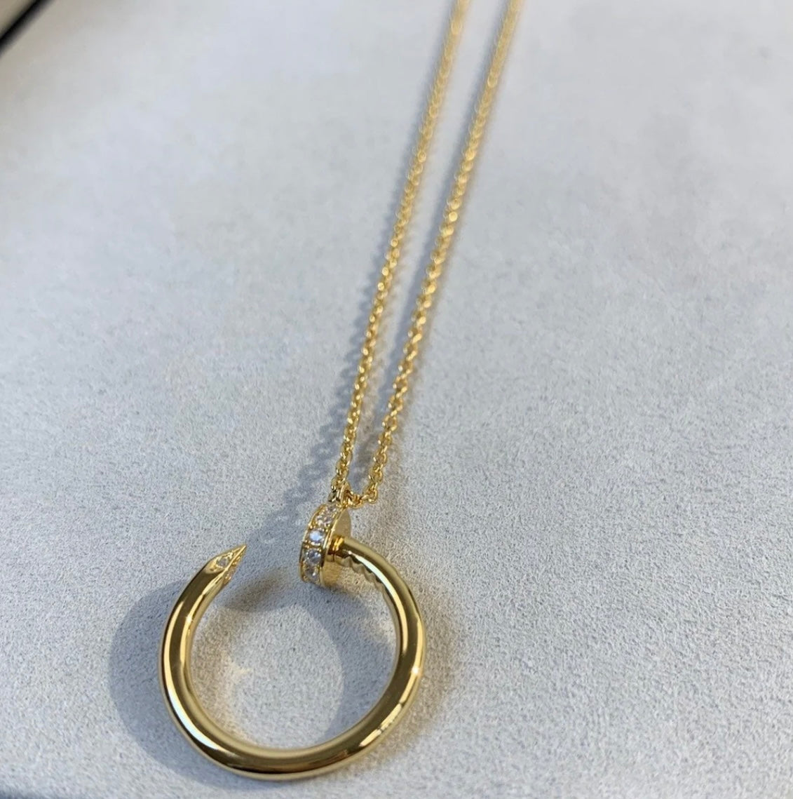 שרשרת רומנטיקה מסמר בגוון זהב משובץ זירקונים נוצצים