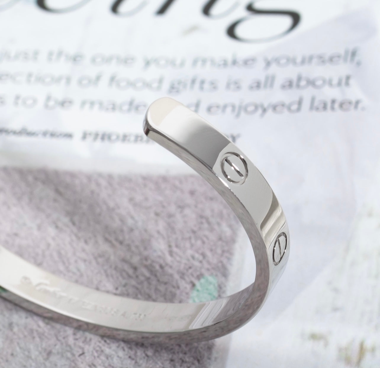 צמיד אלגנטי פתוח בגוון כסף מבריק