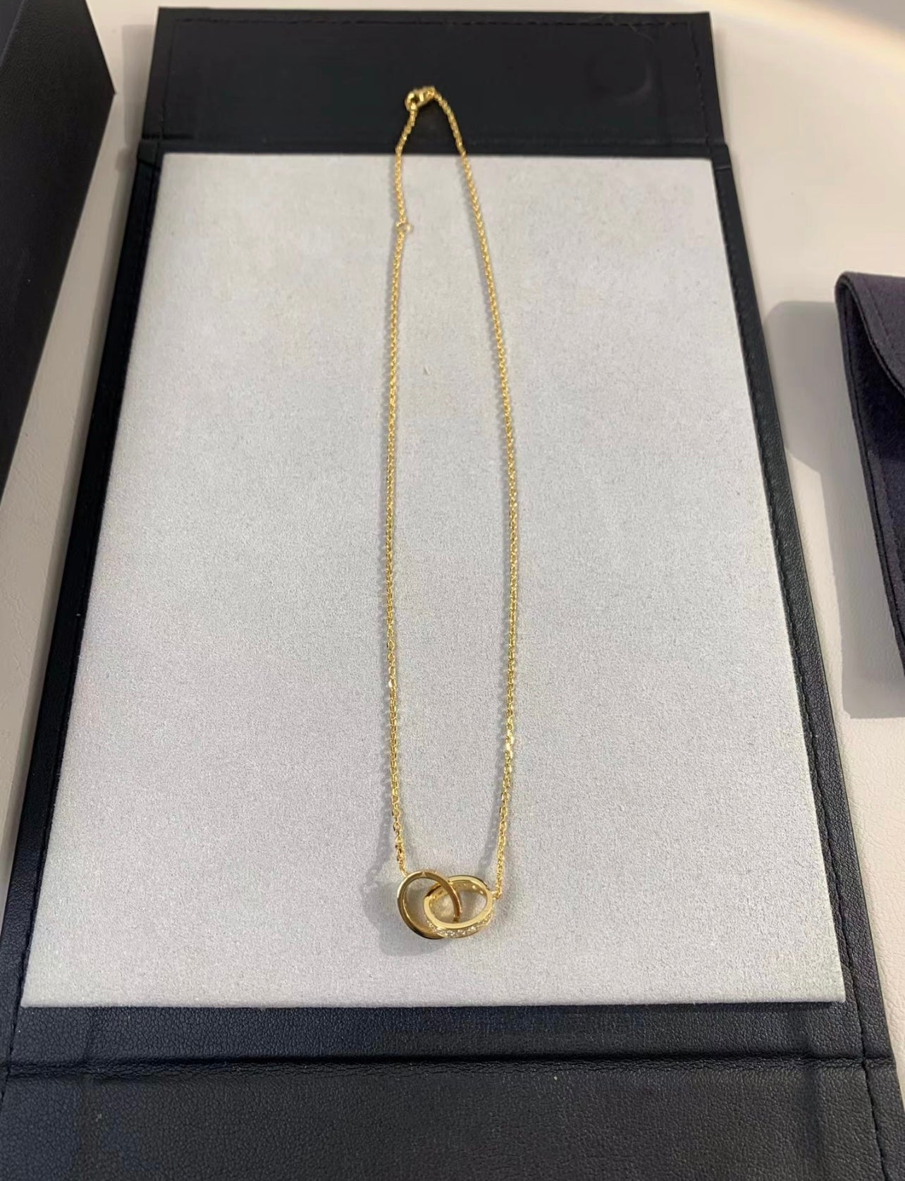 שרשרת אלגנטית בגוון זהב אלגנטיות על-זמנית