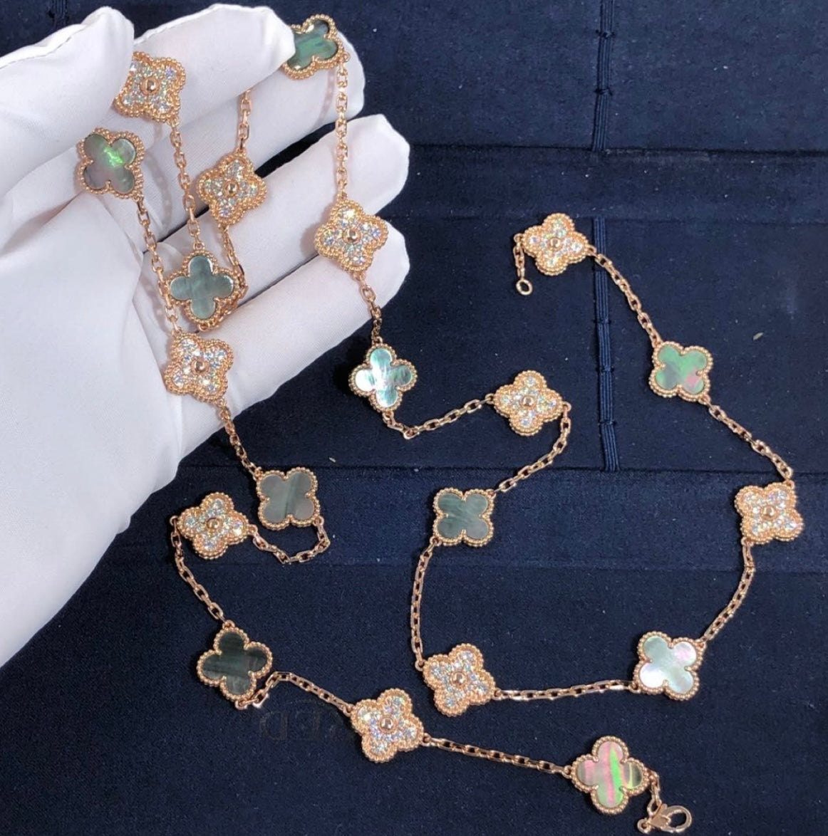 שרשרת 20 תלתנים בגוון זהב ורוד עם תליון תלתן בגוון אפור משובץ זירקונים נוצצים