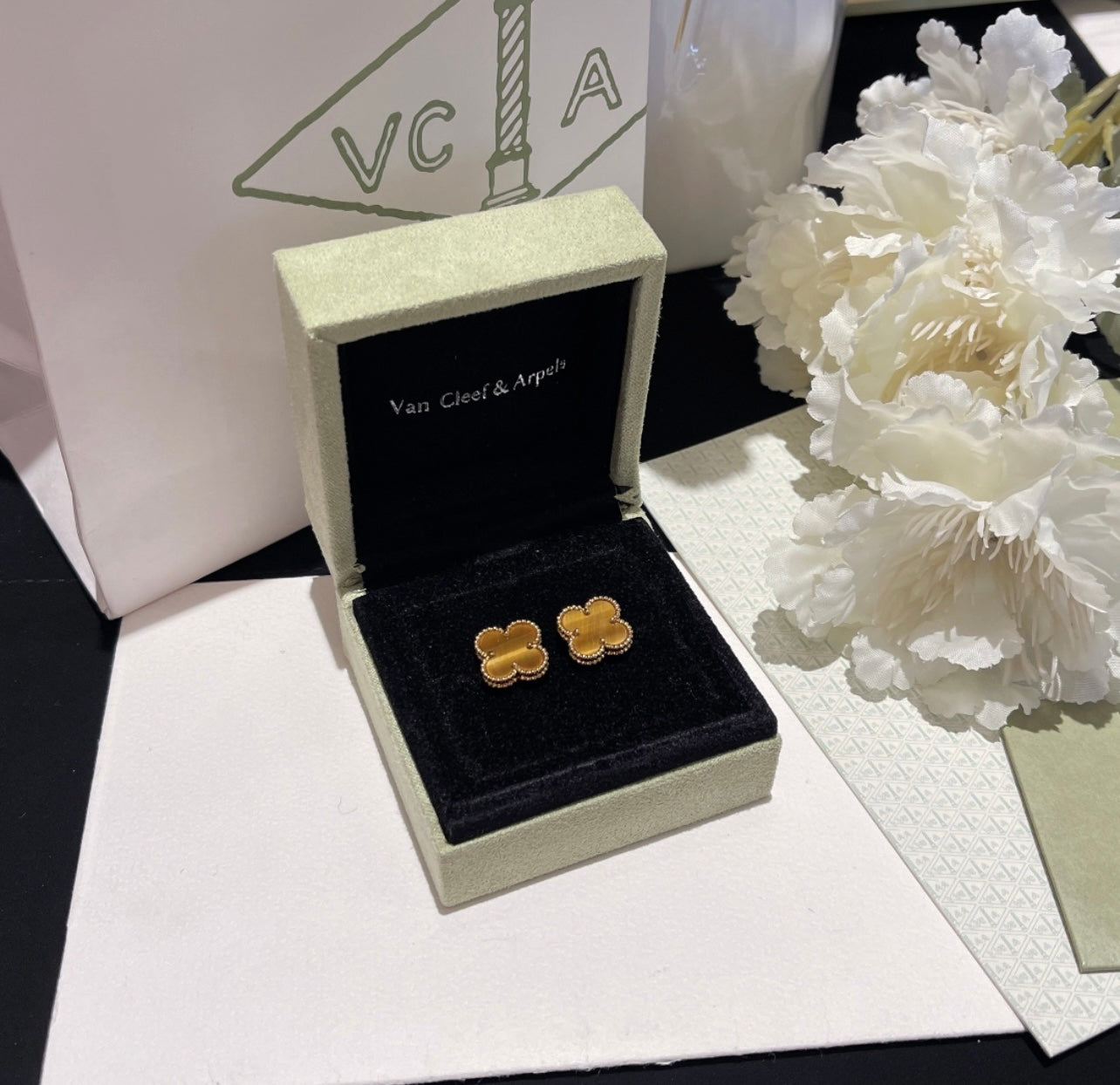 עגילי תלתן בגוון חום – אלגנטיות קלאסית