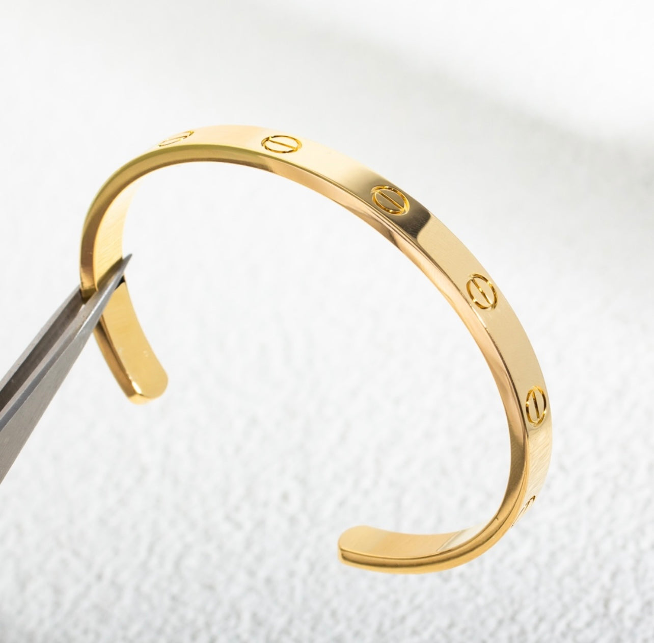 צמיד אלגנטי פתוח בגוון זהב מבריק