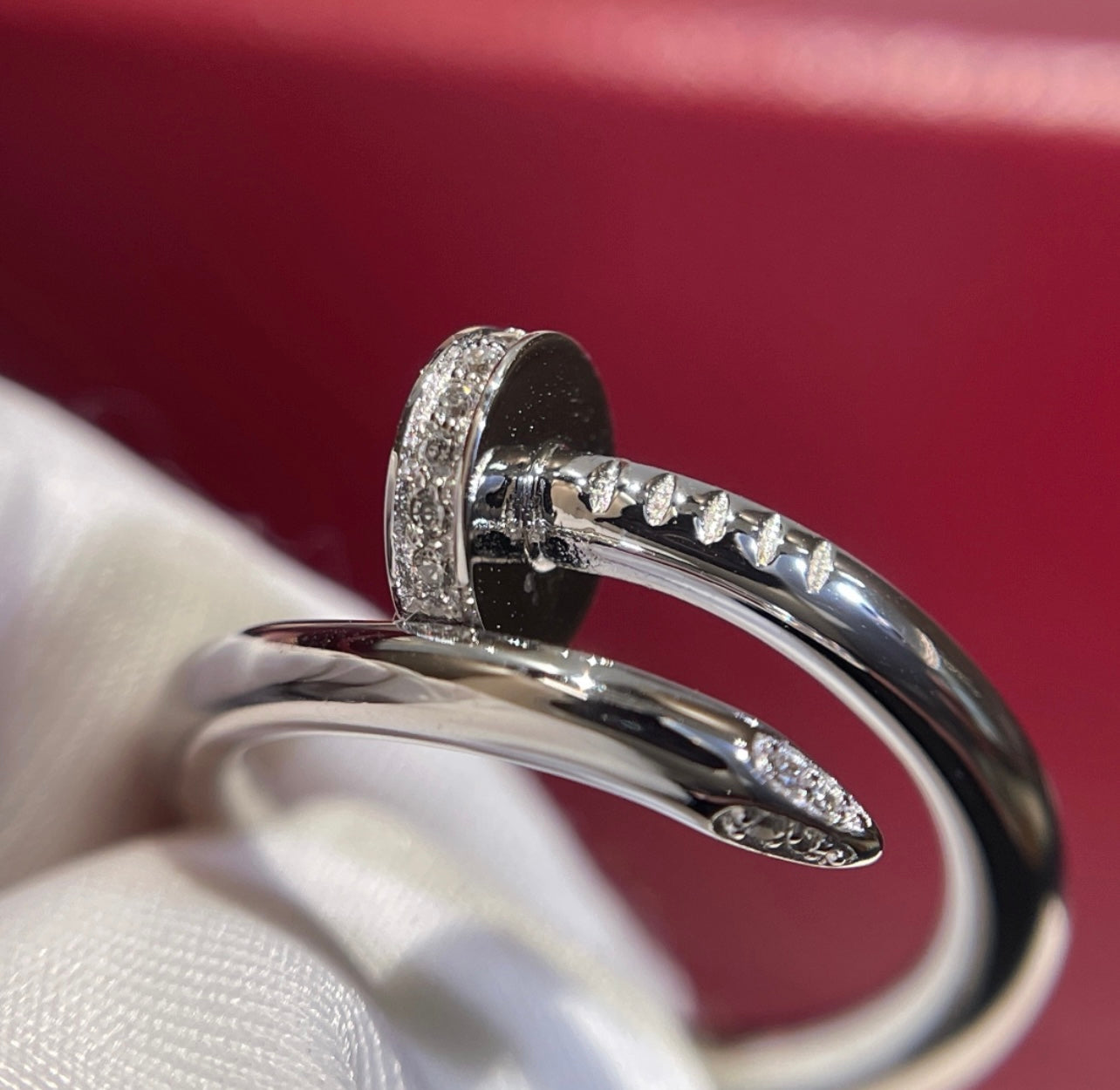 טבעת אלגנטית מסמר בגוון כסף משובצת חצי זירקונים נוצצים