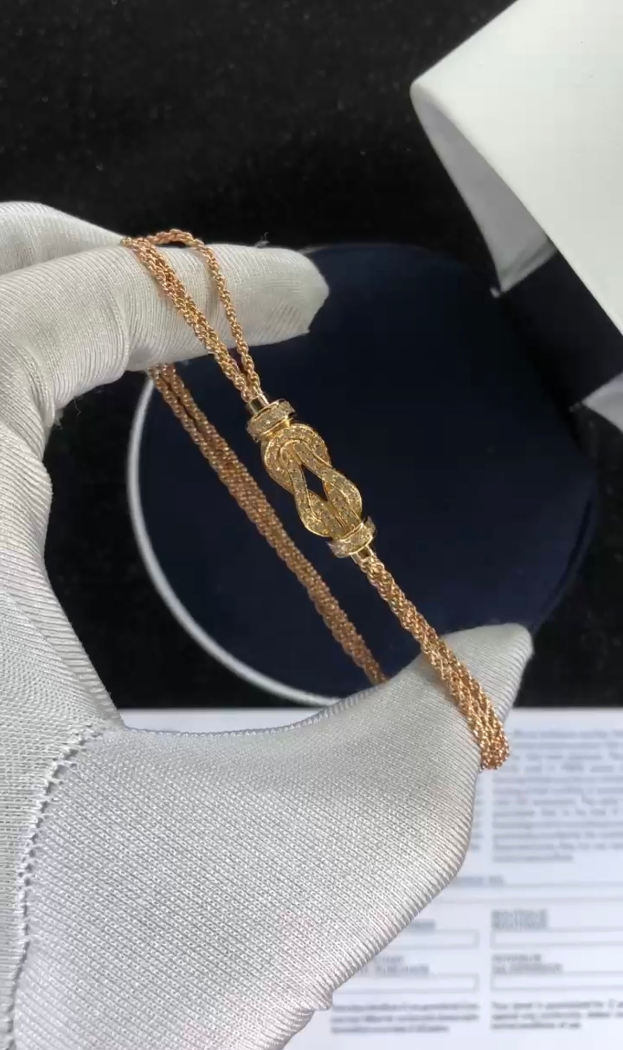 צמיד יוקרתי עם רצועת שרשרת בגוון זהב ורוד ואבזם אינסוף בגוון זהב ורוד משובץ זירקונים