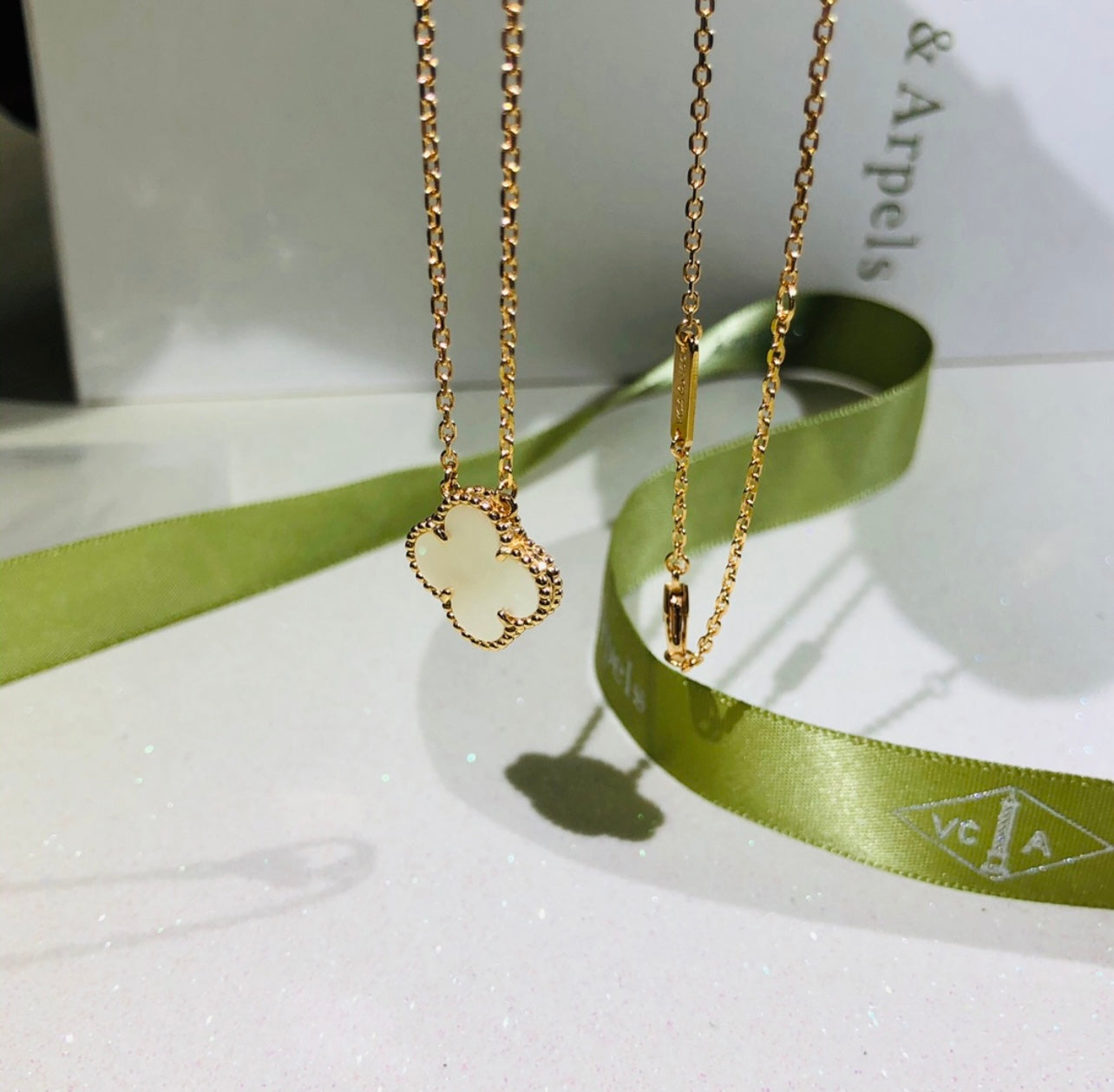 שרשרת תלתן בגוון זהב עם תליון תלתן בגוון לבן