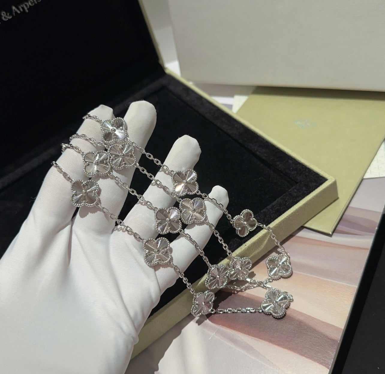 שרשרת 20 תלתנים בגוון כסף עם תליון תלתן בגוון כסף