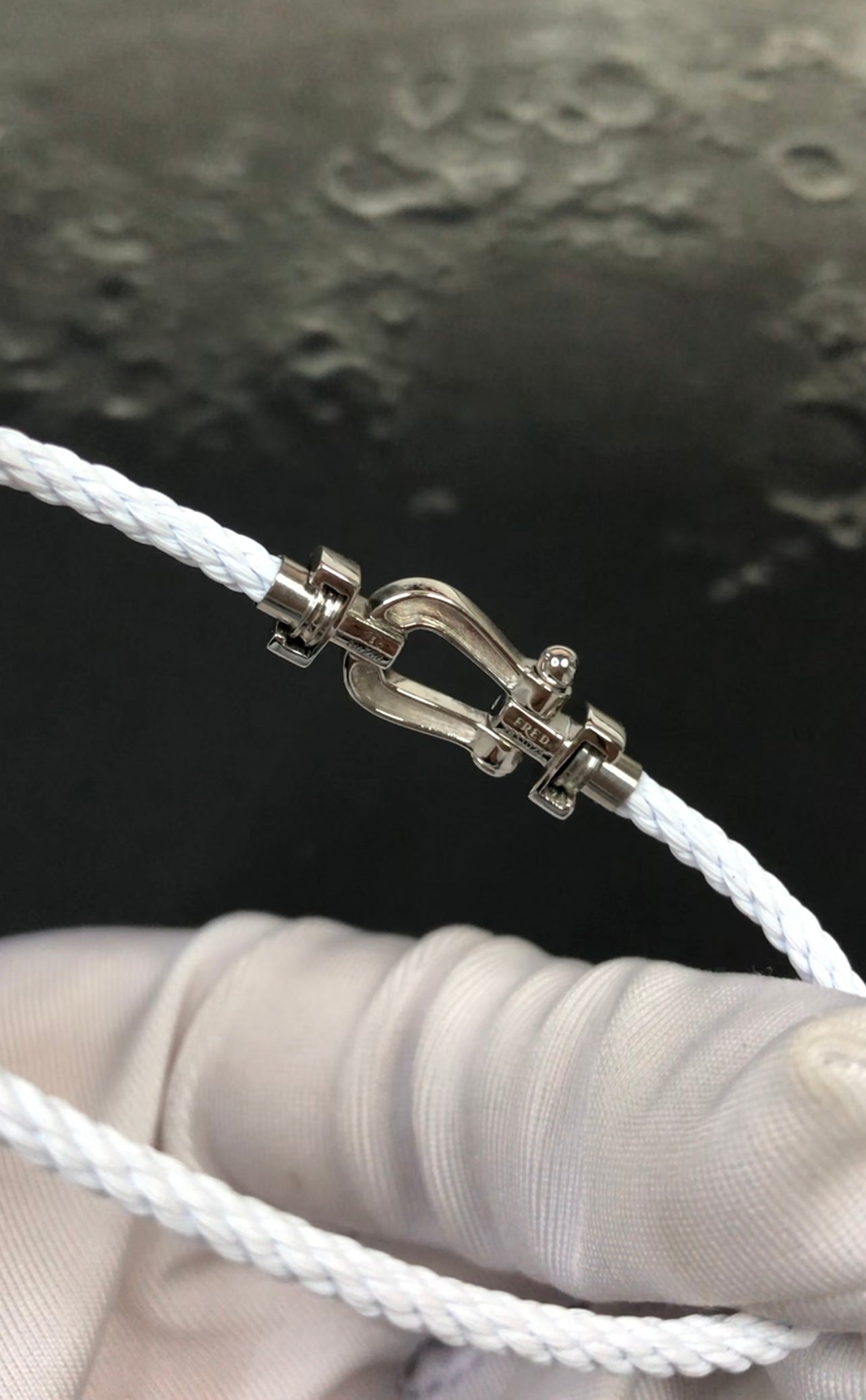 צמיד יוקרתי עם רצועת חבל בצבע לבן ואבזם כסוף