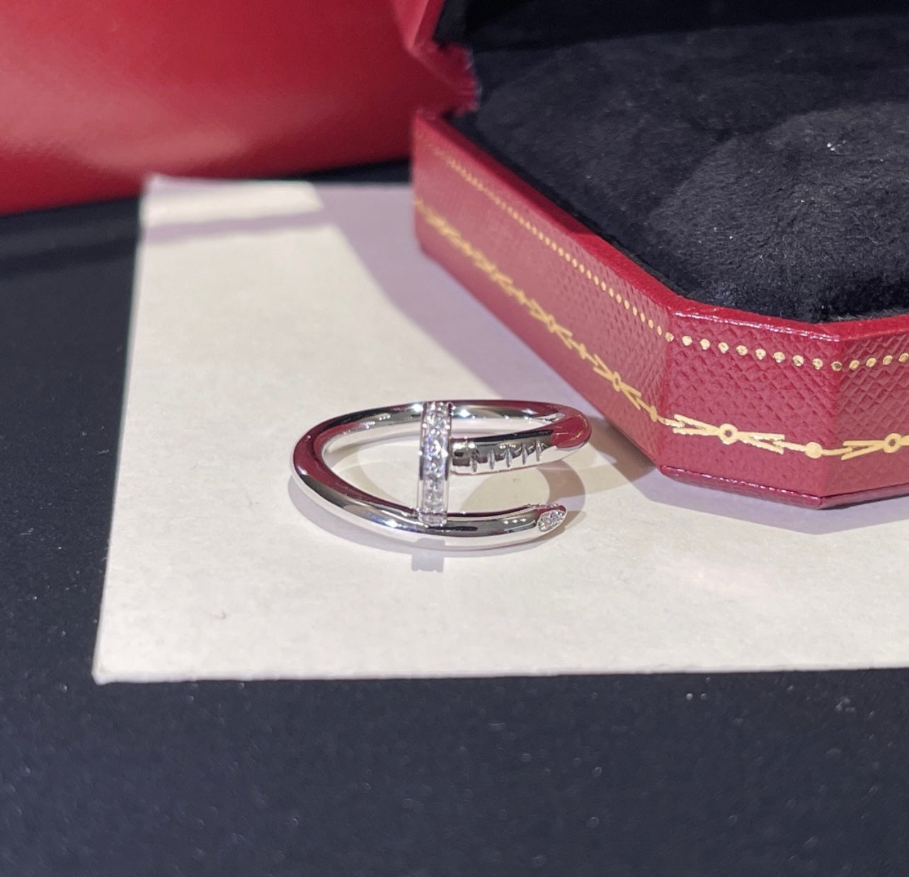 טבעת אלגנטית מסמר בגוון כסף משובצת חצי זירקונים נוצצים