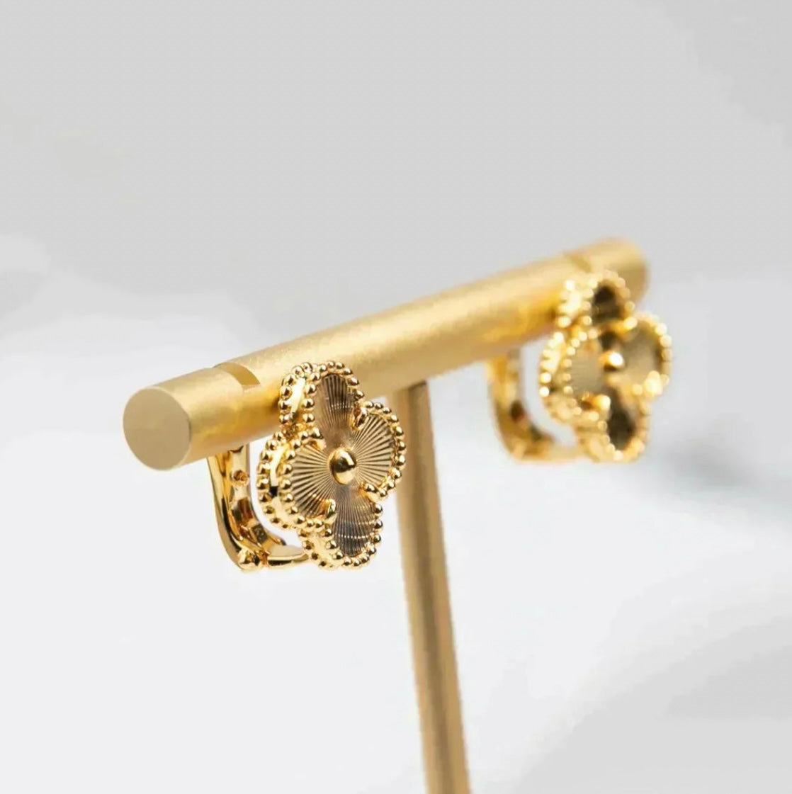 עגילי תלתן בגוון זהב – אלגנטיות קלאסית