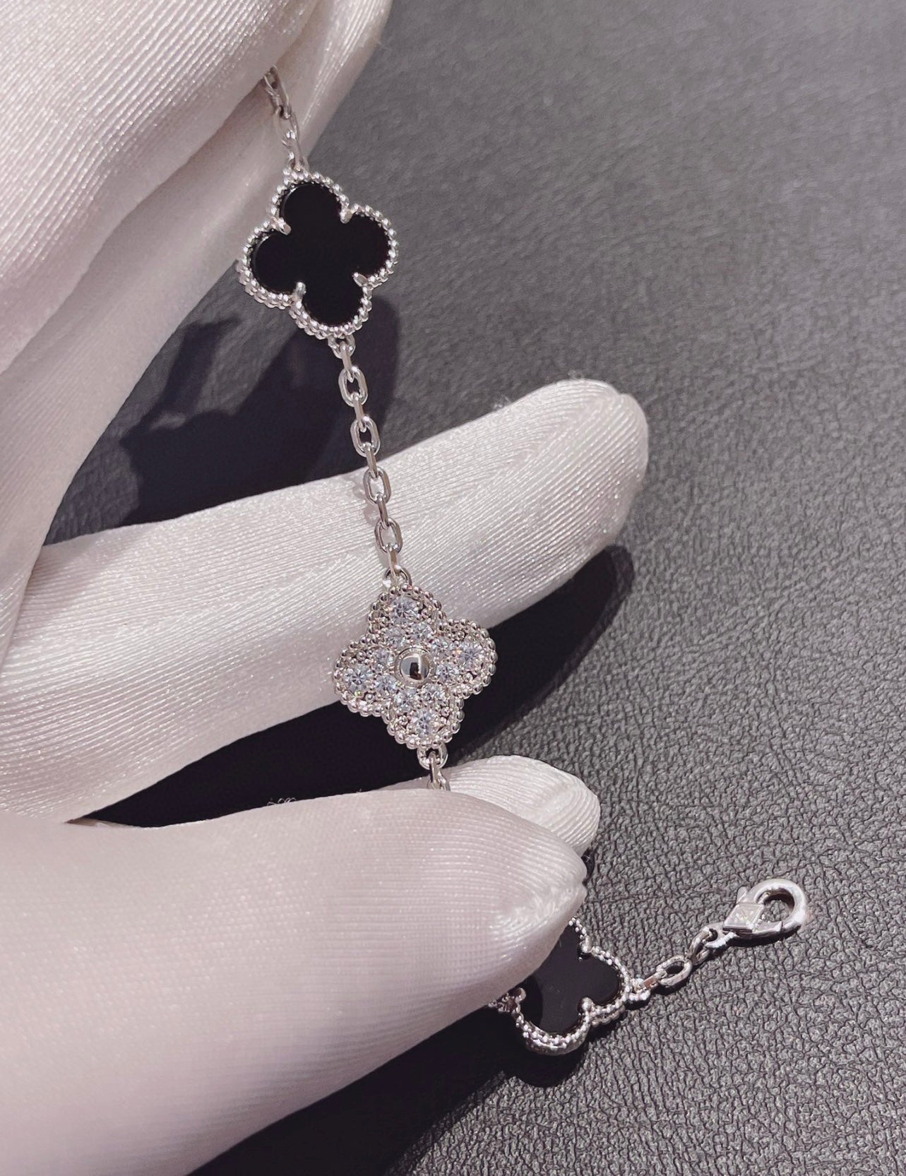 Kleeblatt-Armband mit 5 schwarzen Kleeblättern.