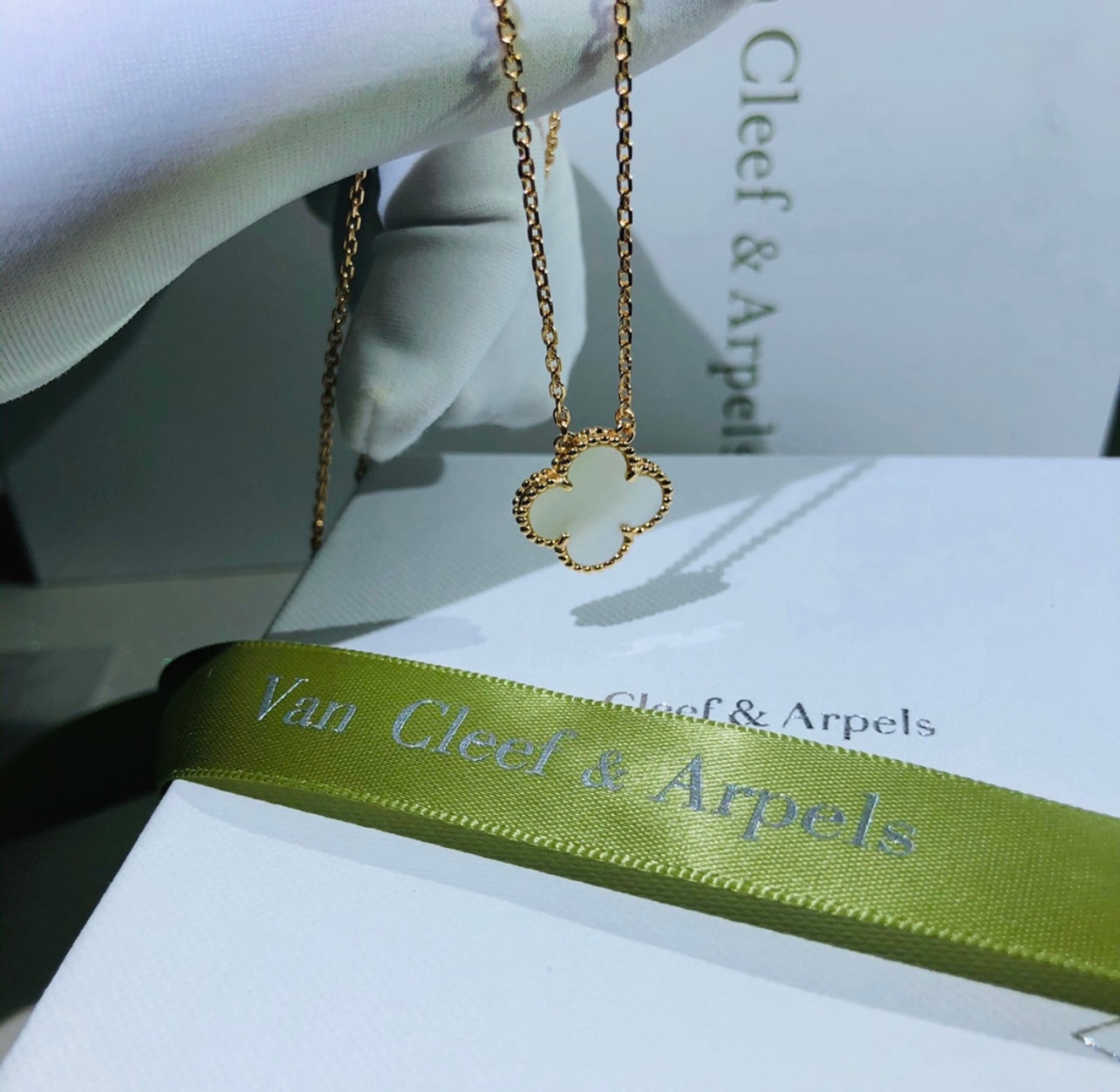 שרשרת תלתן בגוון זהב עם תליון תלתן בגוון לבן