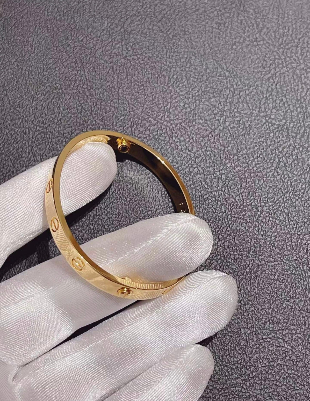 צמיד אלגנטי בגוון זהב אלגנטיות על-זמנית