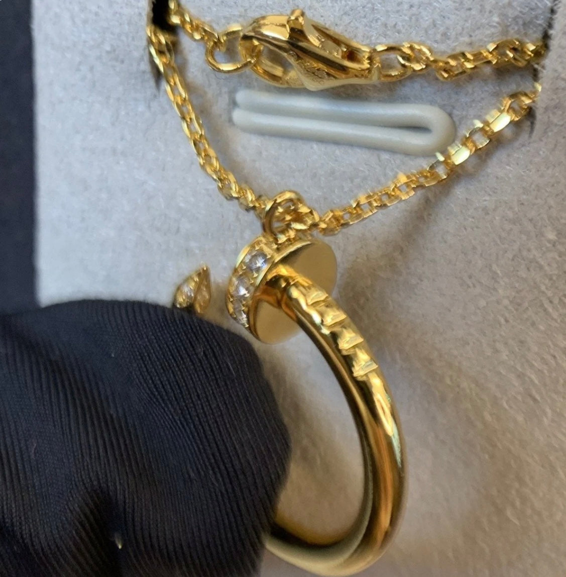 שרשרת רומנטיקה מסמר בגוון זהב משובץ זירקונים נוצצים