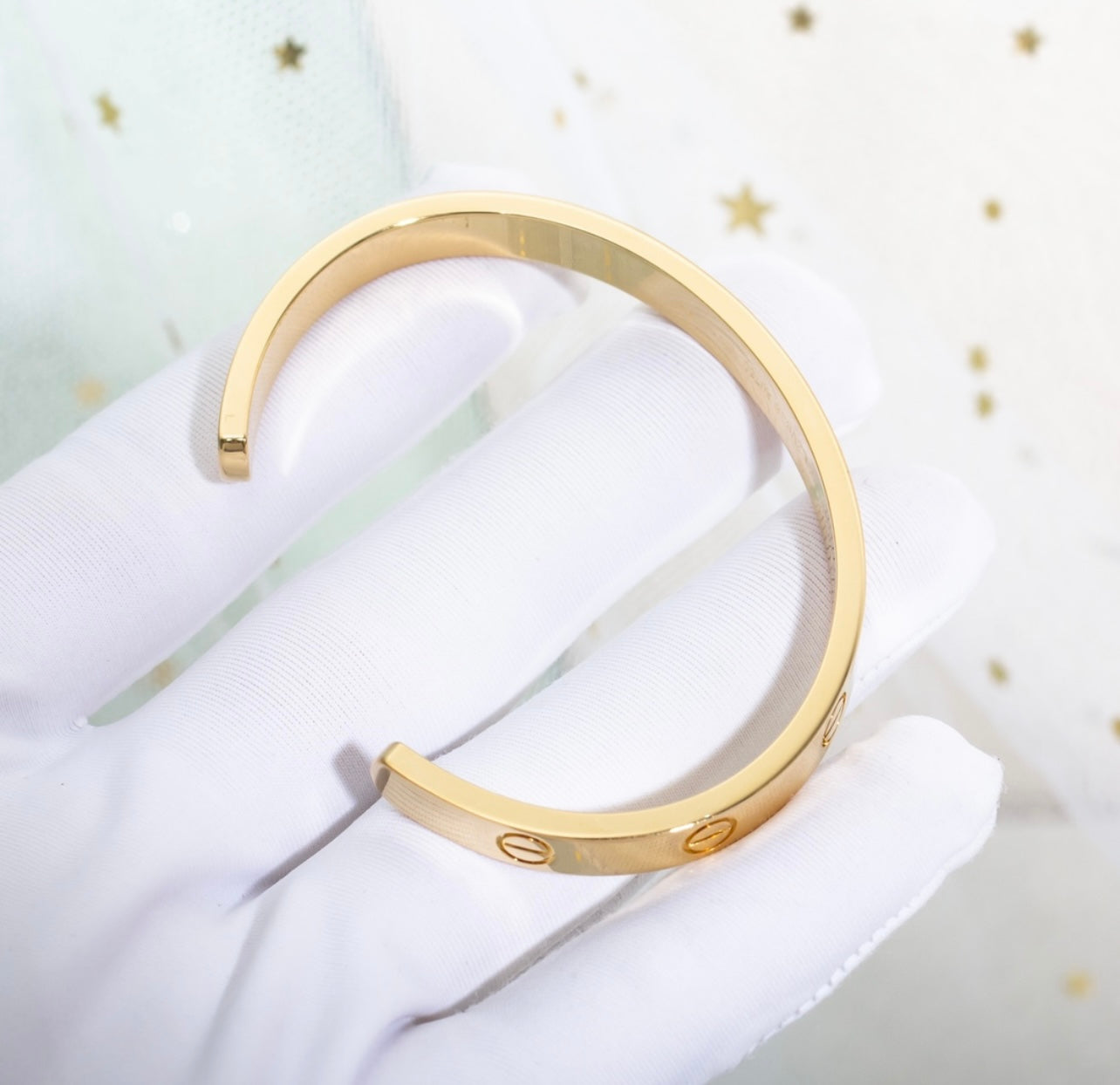 צמיד אלגנטי פתוח בגוון זהב מבריק