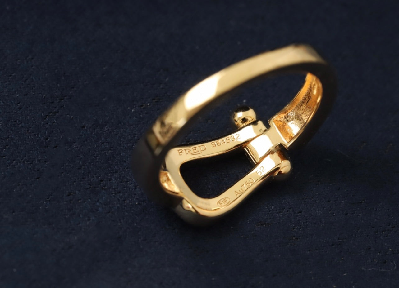 טבעת יוקרתית בגוון זהב – משובצת זירקונים מנצנצים