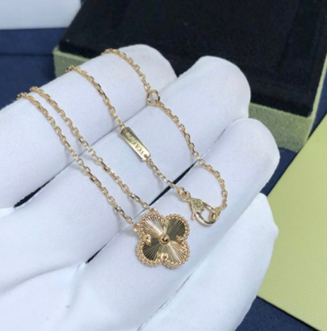 שרשרת תלתן בגוון זהב עם תליון תלתן בגוון זהב