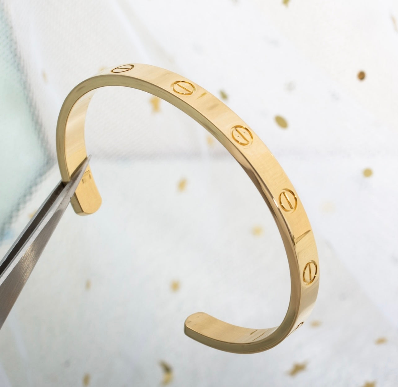 צמיד אלגנטי פתוח בגוון זהב מבריק