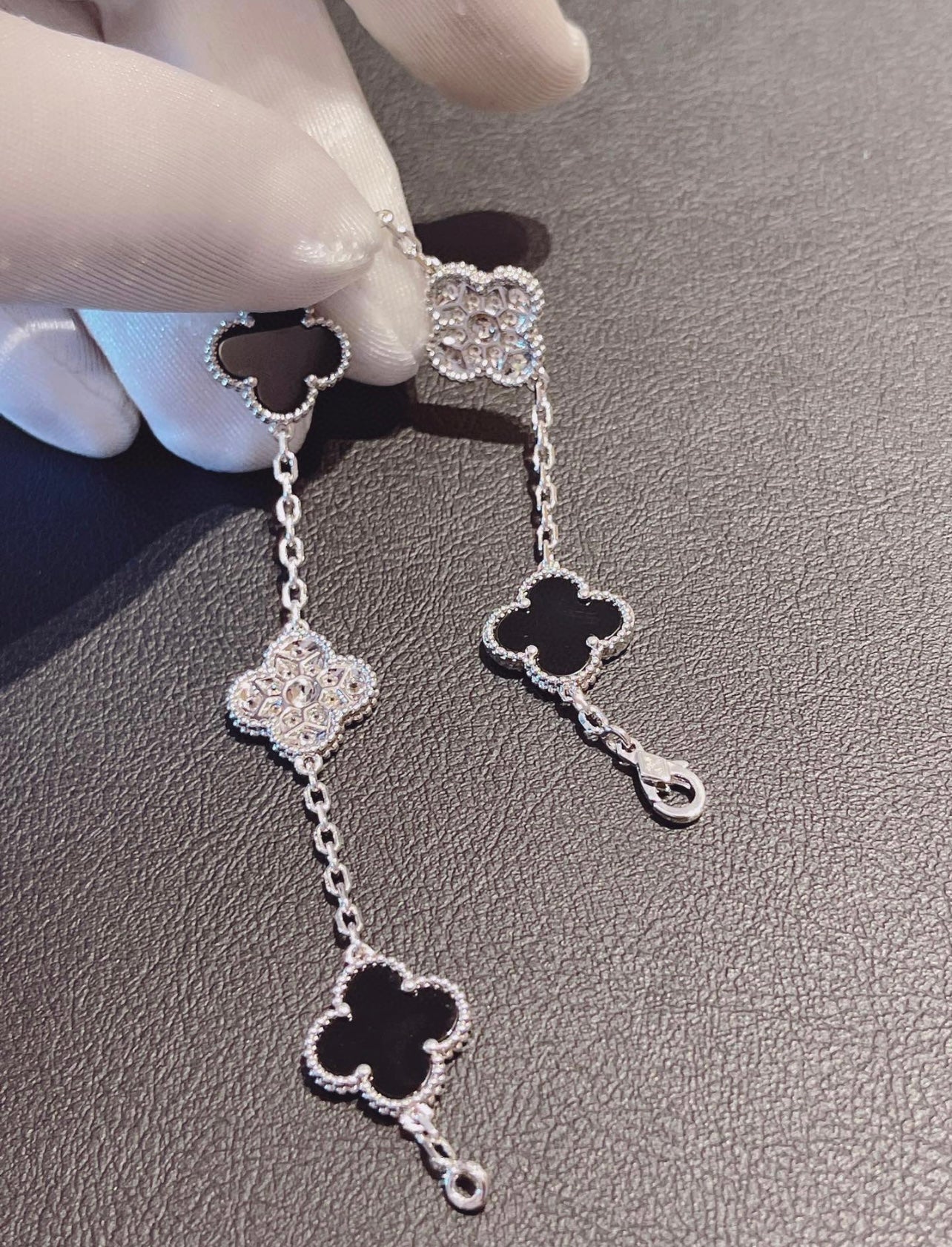 Kleeblatt-Armband mit 5 schwarzen Kleeblättern.